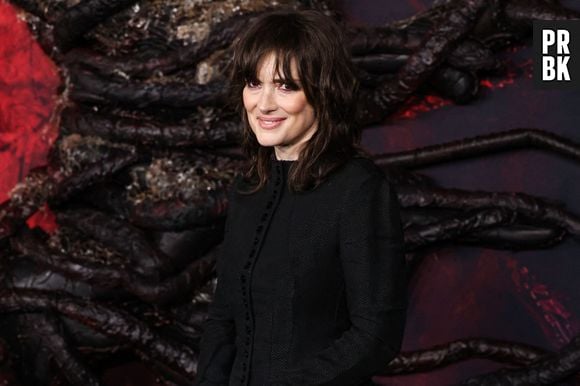 Winona Ryder portant Yohji Yamamoto SS98 RTW arrive à la première mondiale de la saison 5 de 'Stranger Things' de Netflix qui s'est tenue au TCL Chinese Theatre IMAX le 6 novembre 2025 à Hollywood, Los Angeles, CA, USA. (Photo by Xavier Collin/Image Press Agency/ABACAPRESS.COM)