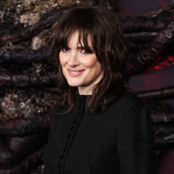 Winona Ryder portant Yohji Yamamoto SS98 RTW arrive à la première mondiale de la saison 5 de 'Stranger Things' de Netflix qui s'est tenue au TCL Chinese Theatre IMAX le 6 novembre 2025 à Hollywood, Los Angeles, CA, USA. (Photo by Xavier Collin/Image Press Agency/ABACAPRESS.COM)