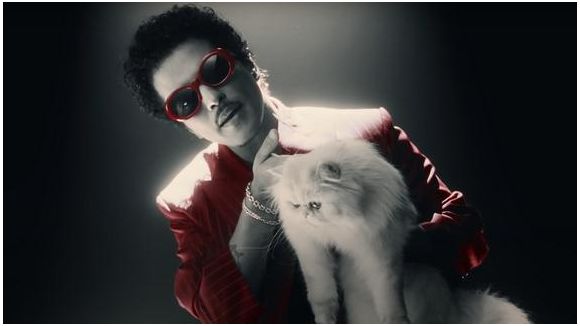 Bruno Mars dégaine "Fat Juicy & Wet" : le clip !