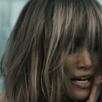 Jennifer Lopez face à la violence dans son clip