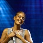 Amel Bent met les choses au clair sur Les Enfoirés