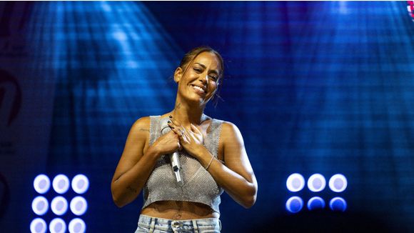 Amel Bent met les choses au clair sur Les Enfoirés