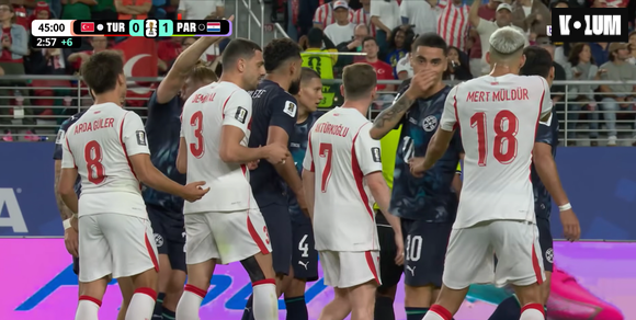 Pourquoi les joueurs ne peuvent plus parler la main devant la bouche ?