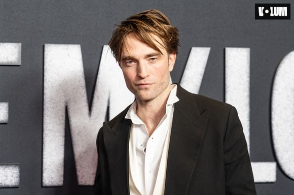 Robert Pattinson portant une robe Dior assiste à la première de 'Die My Love' à AMC Lincoln Square à New York, NY le 1er novembre 2025. Photo par Lev Radin/SPUS/ABACAPRESS.COM