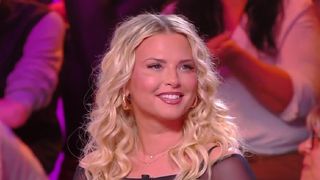 Kelly Vedovelli : loin de TPMP, la chroniqueuse s'éclate en vacances et en met plein les yeux à ses abonnés !