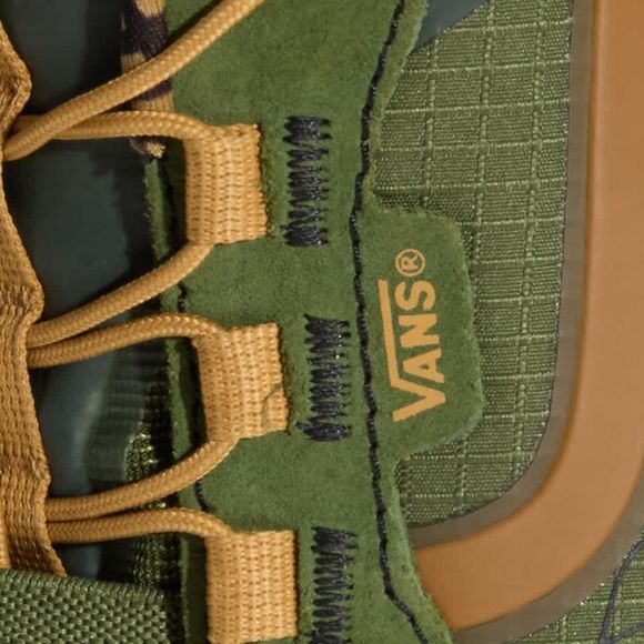 On dirait des chaussures de randonnée, mais ce sont les baskets imperméables les plus confortables de Vans et les préférées de Tom Hardy pour l'automne