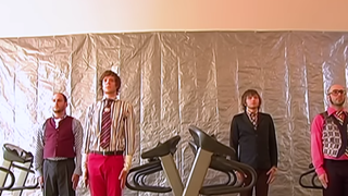 Le meilleur clip des années 2000 a 20 ans, 13 choses que vous ne saviez pas sur ce chef-d'œuvre qui a révolutionné YouTube