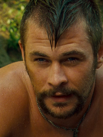 Jamais sorti au ciné en France, ce film qui a failli ruiner la carrière de Chris Hemsworth cartonne sur Netflix