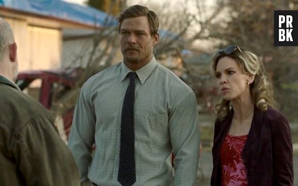 Alan Ritchson et Hilary Swank dans Ordinary Angels