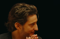 Pierre Niney dans Hot Ones