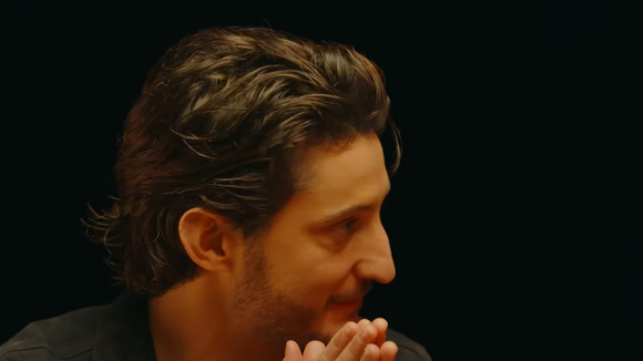 Pierre Niney dans Hot Ones