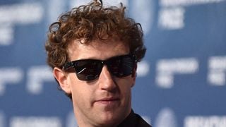 Incroyable ! Mark Zuckerberg a envoyé ses deux superyachts à 8 500 km pour une seule raison : monter au sommet d'une montagne en hélicoptère et en redescendre à ski