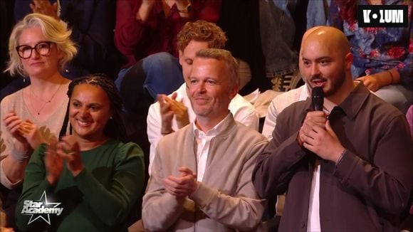 Julien Brun (au centre) sur le plateau de la Star Academy le 10 octobre, après la prestation de sa fille Amel.