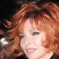 Mylène Farmer rouvre le site internet "Bleu noir"