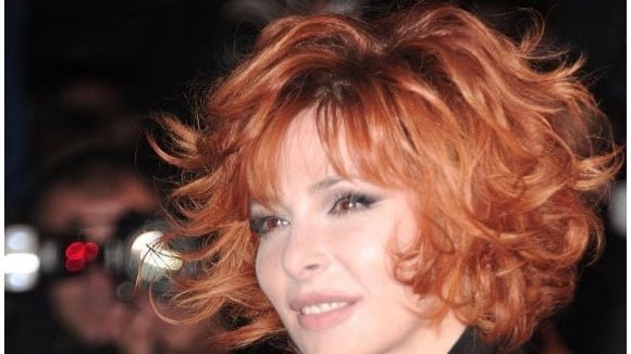 Mylène Farmer rouvre le site internet "Bleu noir"