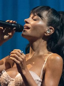 Cette chanteuse galère à remplir sa tournée : ses concerts sont reportés dans de plus petites salles, "on aurait pu tout annuler"