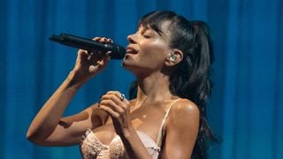 Cette chanteuse galère à remplir sa tournée : ses concerts sont reportés dans de plus petites salles, "on aurait pu tout annuler"
