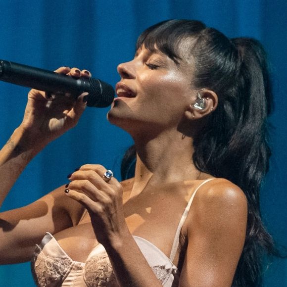 Cette chanteuse galère à remplir sa tournée : ses concerts sont reportés dans de plus petites salles, "on aurait pu tout annuler"