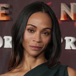 Zoe Saldaña arrive à la première mondiale d'AVATAR : FIRE AND ASH qui s'est tenue au Dolby Theatre à Hollywood, CA, le lundi 1er décembre 2025. Photo par Sthanlee B. Mirador/SPUS/ABACAPRESS.COM