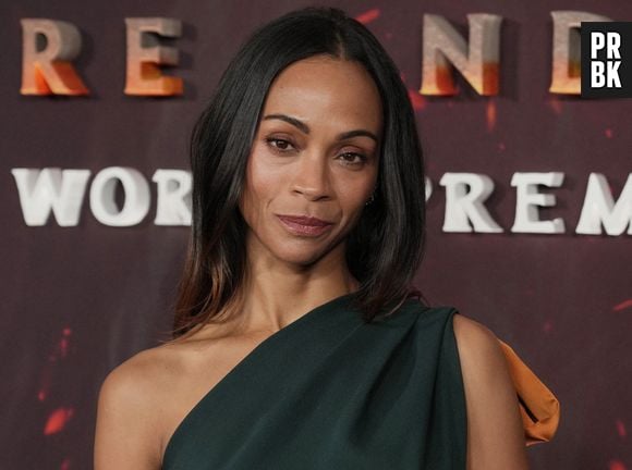 Zoe Saldaña arrive à la première mondiale d'AVATAR : FIRE AND ASH qui s'est tenue au Dolby Theatre à Hollywood, CA, le lundi 1er décembre 2025. Photo par Sthanlee B. Mirador/SPUS/ABACAPRESS.COM