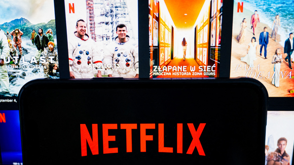 Un exploit inédit  : à lui seul, cet acteur français occupe TOUT le top 3 de Netflix !