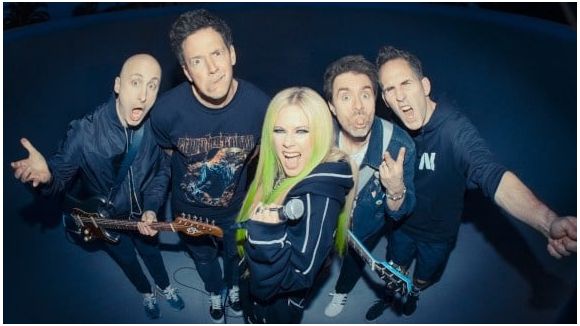 Avril Lavigne de retour avec ce groupe emblématique !