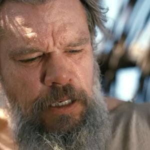 BGUK_3572841 - Los Angeles, CA Universal Pictures diffuse la nouvelle bande-annonce de L'Odyssée avec Matt Damon, Tom Holland, Robert Pattinson, Charlize Theron et Anne Hathaway. Une nouvelle bande-annonce du prochain film épique L'Odyssée du réalisateur Christopher Nolan a été diffusée. Le film met en scène Matt Damon dans le rôle d'Ulysse aux côtés d'un casting de stars comprenant Tom Holland, Anne Hathaway, Robert Pattinson, Zendaya, Lupita Nyong'o, Charlize Theron, Mia Goth, Benny Safdie, Jon Bernthal et John Leguizamo. Avec Damon dans le rôle du héros mythologique Ulysse, le film épique raconte l'histoire du voyage de 10 ans d'Ulysse vers sa terre natale d'Ithaque après la victoire grecque au siège de Troie. La bande-annonce présente des extraits des principaux acteurs, notamment Damon, Tom Holland dans le rôle du fils d'Ulysse, Télémaque, Anne Hathaway dans le rôle de l'épouse d'Ulysse, Pénélope, et Robert Pattinson dans le rôle d'Antinoüs, l'un des nombreux prétendants à l'union avec Pénélope. La bande-annonce donne également un bref aperçu des menaces mythologiques auxquelles Ulysse est confronté, notamment un tourbillon, le cyclope, Charlize Theron dans le rôle de la nymphe Calypso et Zendaya dans le rôle de la déesse de la sagesse, Athéna. La bande-annonce de 2 minutes et 30 secondes présente un aperçu beaucoup plus large de l'adaptation par Nolan de l'épopée d'Homère, avec des premiers regards sur Theron dans le rôle de Circé et sur Pattinson dans le rôle d'Antinous, qui tente de prendre le royaume d'Ithaque à Ulysse. Les images révèlent le cyclope emblématique de l'histoire, qui semble déjà tenir l'un des soldats d'Ulysse dans sa main. La bande-annonce montre également d'autres scènes de carnage de la bataille de Troie, ce qui semble être une rencontre avec les Laestrygoniens, une race de géants cannibales, et même un aperçu du chien d'Ulysse, Argos. Nolan a écrit le scénario en s'inspirant du poème antique d'Homère et l'a produit avec Emma Thomas sous leur bannière Syncopy. Le film, du réalisateur oscarisé Oppenheimer, a été tourné avec la nouvelle technologie Imax et sortira dans les salles de cinéma le 17 juillet 2026.