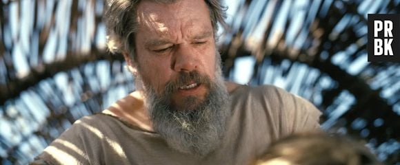 BGUK_3572841 - Los Angeles, CA Universal Pictures diffuse la nouvelle bande-annonce de L'Odyssée avec Matt Damon, Tom Holland, Robert Pattinson, Charlize Theron et Anne Hathaway. Une nouvelle bande-annonce du prochain film épique L'Odyssée du réalisateur Christopher Nolan a été diffusée. Le film met en scène Matt Damon dans le rôle d'Ulysse aux côtés d'un casting de stars comprenant Tom Holland, Anne Hathaway, Robert Pattinson, Zendaya, Lupita Nyong'o, Charlize Theron, Mia Goth, Benny Safdie, Jon Bernthal et John Leguizamo. Avec Damon dans le rôle du héros mythologique Ulysse, le film épique raconte l'histoire du voyage de 10 ans d'Ulysse vers sa terre natale d'Ithaque après la victoire grecque au siège de Troie. La bande-annonce présente des extraits des principaux acteurs, notamment Damon, Tom Holland dans le rôle du fils d'Ulysse, Télémaque, Anne Hathaway dans le rôle de l'épouse d'Ulysse, Pénélope, et Robert Pattinson dans le rôle d'Antinoüs, l'un des nombreux prétendants à l'union avec Pénélope. La bande-annonce donne également un bref aperçu des menaces mythologiques auxquelles Ulysse est confronté, notamment un tourbillon, le cyclope, Charlize Theron dans le rôle de la nymphe Calypso et Zendaya dans le rôle de la déesse de la sagesse, Athéna. La bande-annonce de 2 minutes et 30 secondes présente un aperçu beaucoup plus large de l'adaptation par Nolan de l'épopée d'Homère, avec des premiers regards sur Theron dans le rôle de Circé et sur Pattinson dans le rôle d'Antinous, qui tente de prendre le royaume d'Ithaque à Ulysse. Les images révèlent le cyclope emblématique de l'histoire, qui semble déjà tenir l'un des soldats d'Ulysse dans sa main. La bande-annonce montre également d'autres scènes de carnage de la bataille de Troie, ce qui semble être une rencontre avec les Laestrygoniens, une race de géants cannibales, et même un aperçu du chien d'Ulysse, Argos. Nolan a écrit le scénario en s'inspirant du poème antique d'Homère et l'a produit avec Emma Thomas sous leur bannière Syncopy. Le film, du réalisateur oscarisé Oppenheimer, a été tourné avec la nouvelle technologie Imax et sortira dans les salles de cinéma le 17 juillet 2026.