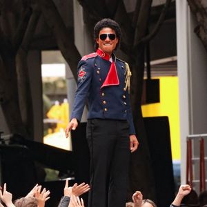 Le biopic d'Antoine Fuqua sur Michael Jackson, Micheal, est l'un des projets cinématographiques les plus attendus. Ce biopic très attendu est en train de tourner des scènes dans le centre de Los Angeles. Jaafar Jackson ressemble à s'y méprendre à son oncle Michael Jackson lors du tournage d'une scène sur le toit d'une voiture.