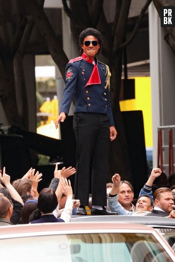 Le biopic d'Antoine Fuqua sur Michael Jackson, Micheal, est l'un des projets cinématographiques les plus attendus. Ce biopic très attendu est en train de tourner des scènes dans le centre de Los Angeles. Jaafar Jackson ressemble à s'y méprendre à son oncle Michael Jackson lors du tournage d'une scène sur le toit d'une voiture.