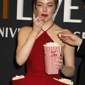 Emma Stone tient une boîte de popcorn à l'arrivée de SNL 50 -The Anniversary Special Red Carpet en célébration du 50ème anniversaire de l'émission Saturday Night Live au 30 Rockefeller Center (Credit Image: © Nancy Kaszerman/ZUMA Press Wire)
