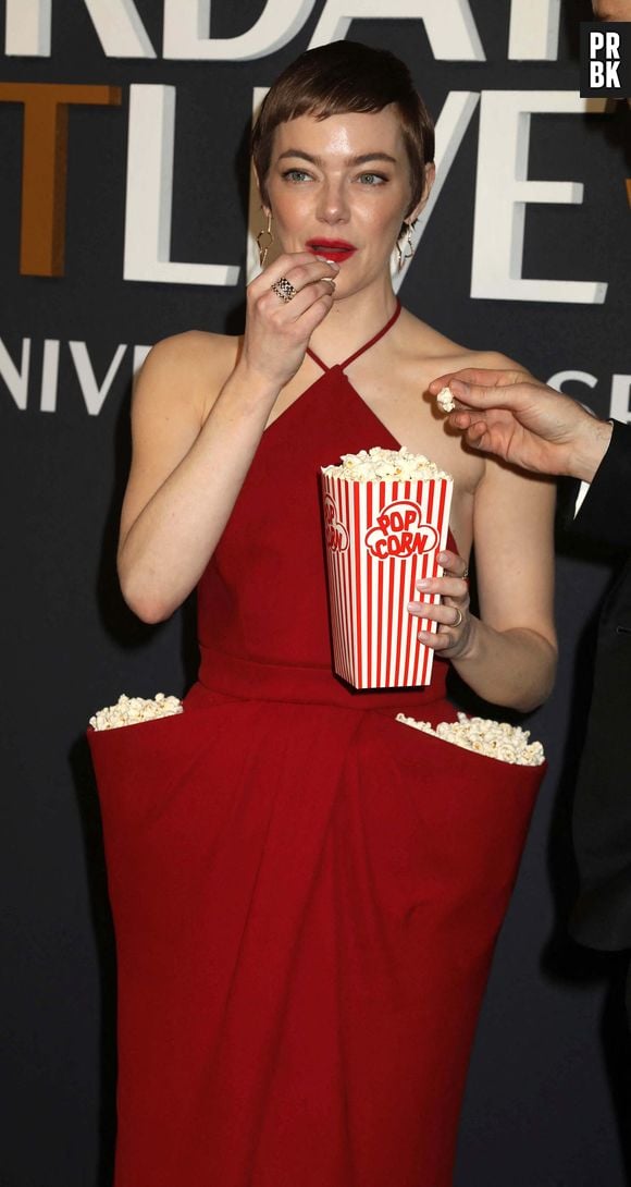 Emma Stone tient une boîte de popcorn à l'arrivée de SNL 50 -The Anniversary Special Red Carpet en célébration du 50ème anniversaire de l'émission Saturday Night Live au 30 Rockefeller Center (Credit Image: © Nancy Kaszerman/ZUMA Press Wire)