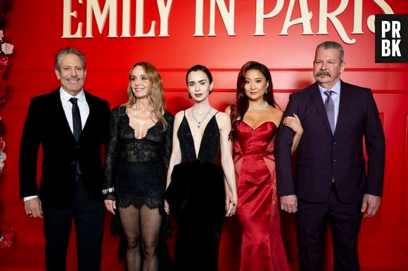 Darren Star, Philippine Leroy-Beaulieu, Lily Collins, Ashley Park, Andrew Fleming lors de la première de la série "Emily in Paris" saison 5 au Grand Rex à Paris le 15 décembre 2025.

© Pierre Perusseau / Bestimage