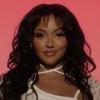 Wejdene met "Le Feu" dans son nouveau clip