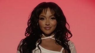 Wejdene met "Le Feu" dans son nouveau clip