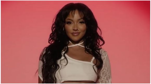 Wejdene met "Le Feu" dans son nouveau clip