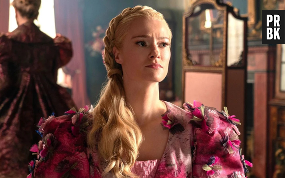 Jessica Madsen dans le rôle de Cressida Cowper dans La Chronique des Bridgerton