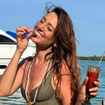 "Vous vous êtes remis ensemble !" : Delphine Wespiser partage ses vacances paradisiaques avec Roger, les internautes sous le charme
