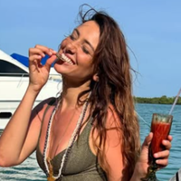"Vous vous êtes remis ensemble !" : Delphine Wespiser partage ses vacances paradisiaques avec Roger, les internautes sous le charme