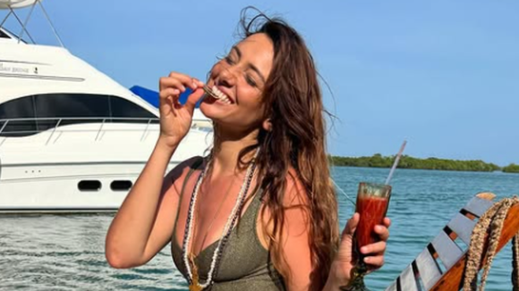 "Vous vous êtes remis ensemble !" : Delphine Wespiser partage ses vacances paradisiaques avec Roger, les internautes sous le charme