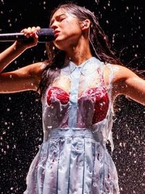 Olivia Rodrigo : d'où vient sa robe qui se dissout au contact de l'eau ? Voici son histoire !
