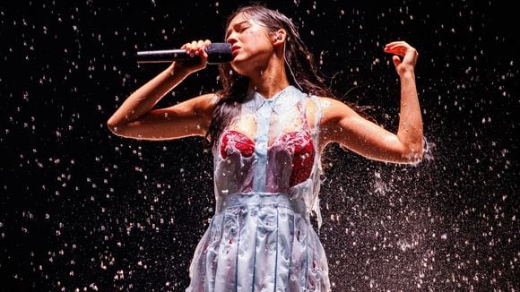 Olivia Rodrigo : d'où vient sa robe qui se dissout au contact de l'eau ? Voici son histoire !