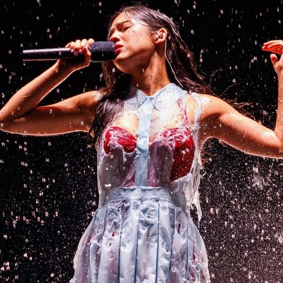 Olivia Rodrigo : d'où vient sa robe qui se dissout au contact de l'eau ? Voici son histoire !