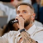 En plein concert, M. Pokora prouve que tout le monde fait la même chanson : la vidéo virale