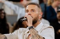 M. Pokora raconte l'histoire de son tube "Elle me contrôle" pour Purecharts.