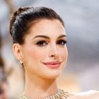 "Le Diable s'habille en Prada 2" : Anne Hathaway va toucher un salaire mirobolant, et elle peut remercier Meryl Streep !