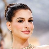 "Le Diable s'habille en Prada 2" : Anne Hathaway va toucher un salaire mirobolant, et elle peut remercier Meryl Streep !
