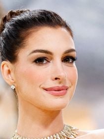 "Le Diable s'habille en Prada 2" : Anne Hathaway va toucher un salaire mirobolant, et elle peut remercier Meryl Streep !