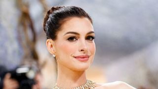 "Le Diable s'habille en Prada 2" : Anne Hathaway va toucher un salaire mirobolant, et elle peut remercier Meryl Streep !