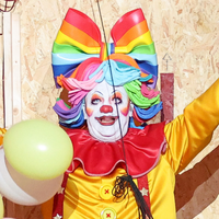 Mask Singer : on a démasqué le Clown sans maquillage, c'est un acteur très connu de la télévision française